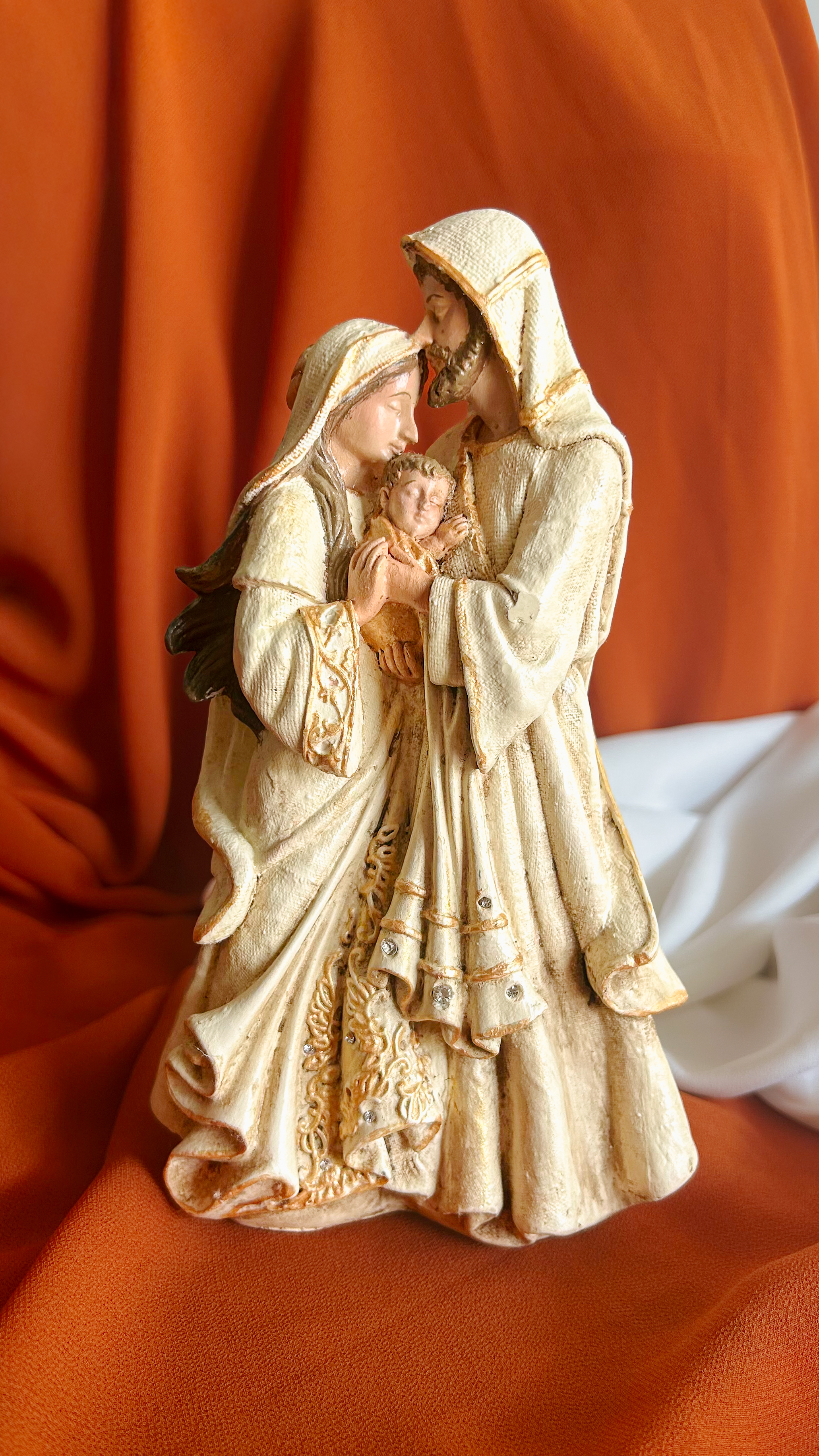 Sagrada Família Ternura Policromia em Tons Marfim e Dourado